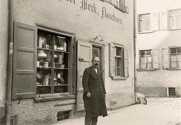 Flaschner Karl Meck vor der Marktstraße 38
