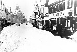 Winter vor der Apotheke in der Marktstraße