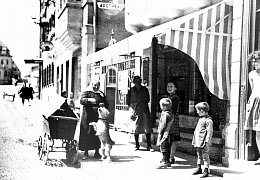Fliegende Händlerin vor der Stadtapotheke