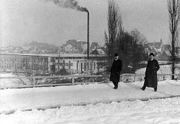 Spaziergänger in der Bahnhofstraße vor Steiff