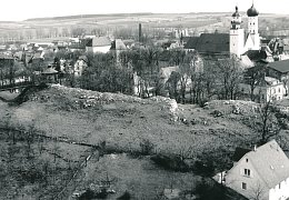 Blick von oben auf das Pavillion und die 3 Burggräben
