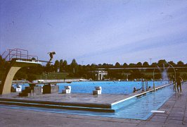 Bergbad mit Wasserrinne und den alten Duschen