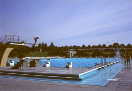 Bergbad mit Wasserrinne und den alten Duschen
