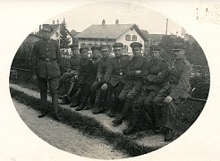 Gruppe von Soldaten in der Hermaringerstraße