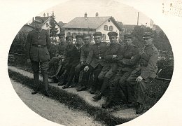 Gruppe von Soldaten in der Hermaringerstraße