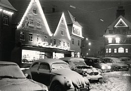 Rathausplatz an Weihnachten im Schnee