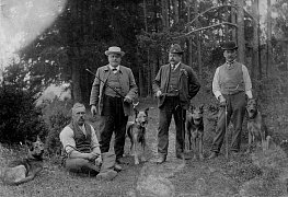 Metzger Kaufmann und Rödter beim Waldspaziergang