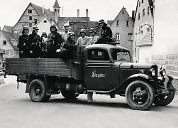 Feuerwehrmänner auf gasbetriebenem Feuerwehrauto