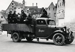 Feuerwehrmänner auf gasbetriebenem Feuerwehrauto