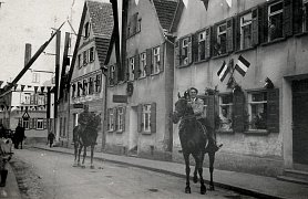 Reiter in der unteren Marktstraße