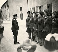 Frauenfeuerwehr angetreten in der Schrannenstraße