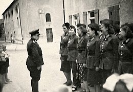 Frauenfeuerwehr angetreten in der Schrannenstraße