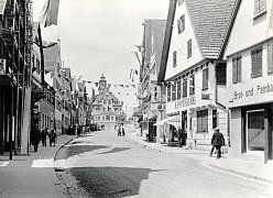 Warten auf den Kinderfestumzug in der Marktstraße