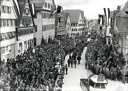 Maiumzug durch die Marktstraße