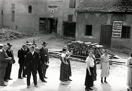 Maiumzug in der Schrannenstraße hinten Hahnen