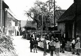 Vorbereitung zum Maiumzug im Schlössle