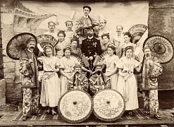 Gruppenfoto einer Faschingsgruppe um 1910