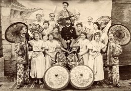 Gruppenfoto einer Faschingsgruppe um 1910