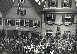 Menschenmenge vor Finkh und Weidenbacher