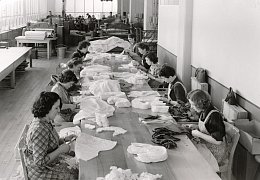 Arbeiterinnen der Zuschneiderei der Firma Steiff
