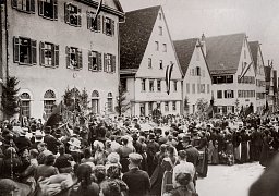 Kinderfestumzug vor dem Rathaus