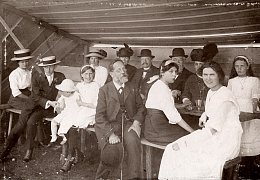 Die Familie Faber auf dem Kinderfest