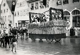 Kinderfestumzug vor der MÜAG-Zentrale
