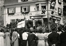 Kinderfestumzug vor dem Konsum-Verein