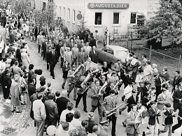 Kinderfestumzug Obertorstraße vor Einhorn