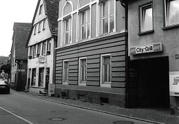 Häuserzeile der Obertorstraße mit City-Grill