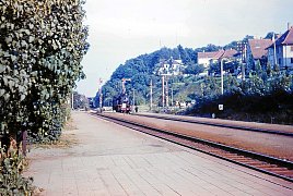 Einfahrende Dampflok im Bahnhof