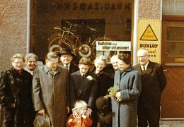 Familie Wimmer vor Fahrradgeschäft